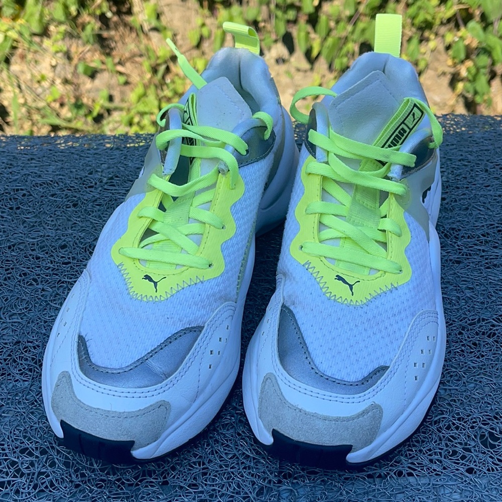 Womens size 6 Puma sneakers